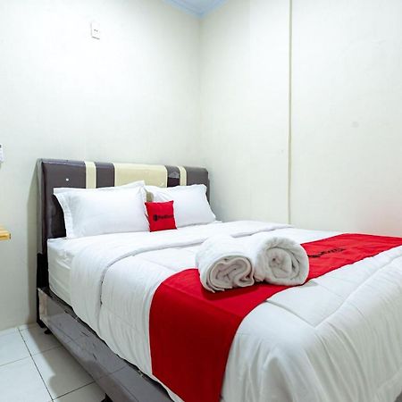 Hotel Reddoorz @ Simpang Pemda Medan Esterno foto