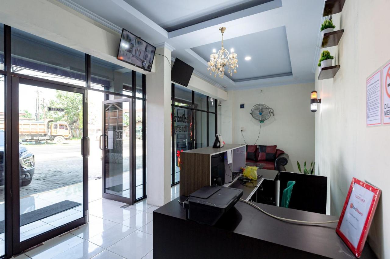Hotel Reddoorz @ Simpang Pemda Medan Esterno foto