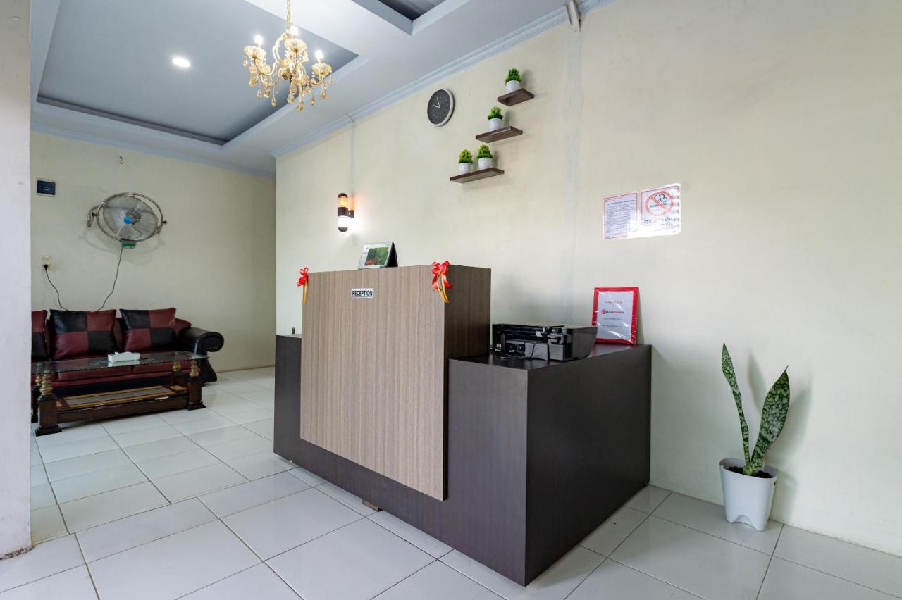 Hotel Reddoorz @ Simpang Pemda Medan Esterno foto