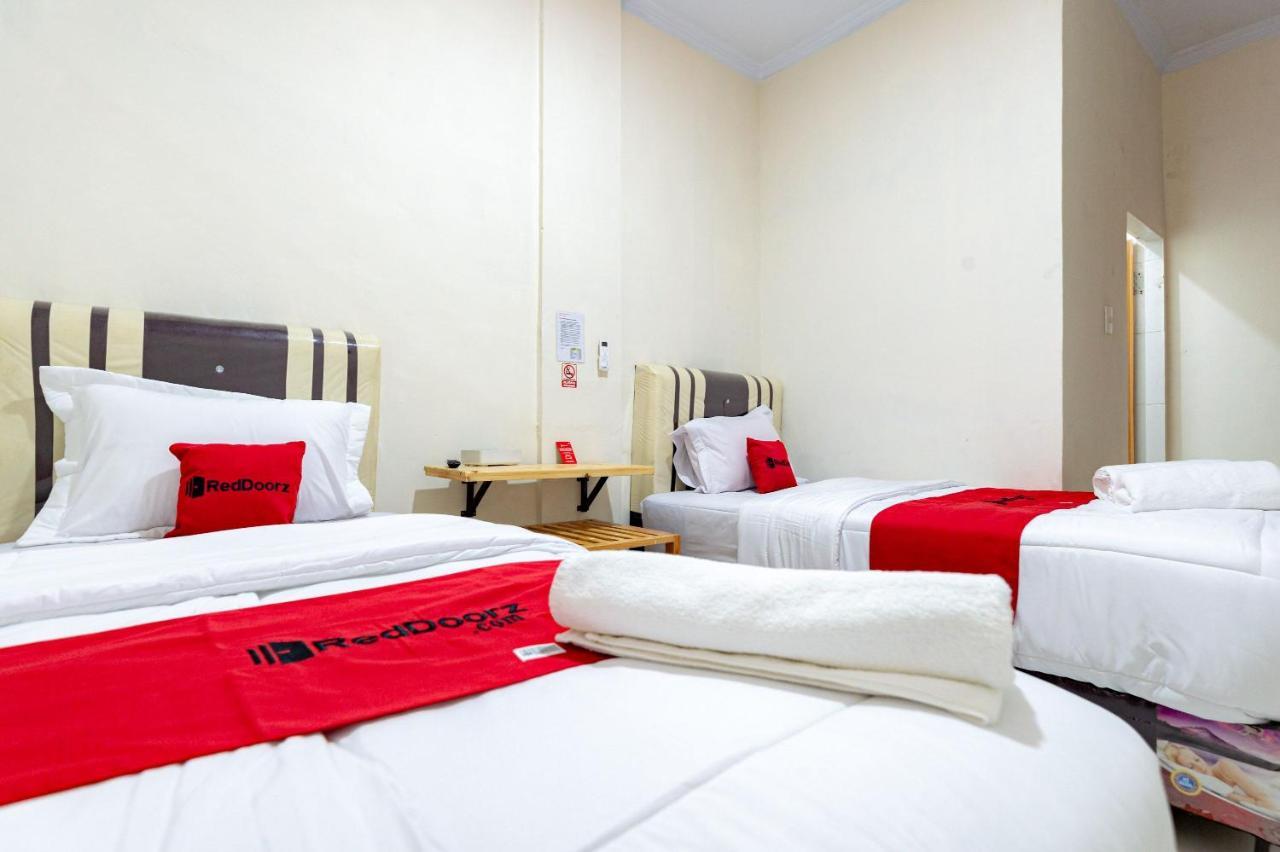 Hotel Reddoorz @ Simpang Pemda Medan Esterno foto