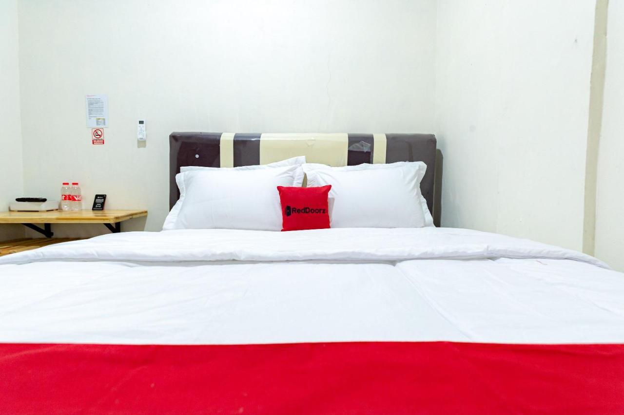 Hotel Reddoorz @ Simpang Pemda Medan Esterno foto