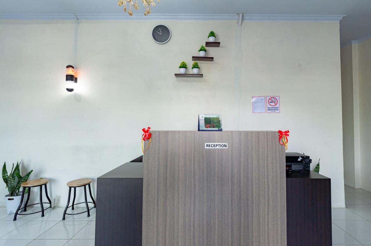 Hotel Reddoorz @ Simpang Pemda Medan Esterno foto