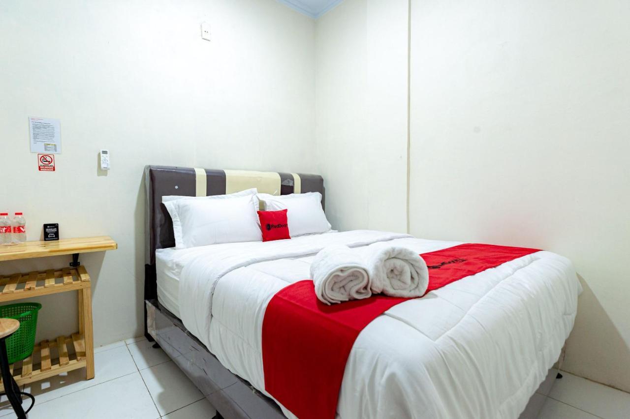 Hotel Reddoorz @ Simpang Pemda Medan Esterno foto