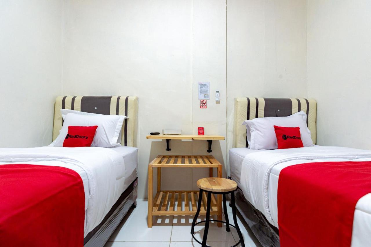 Hotel Reddoorz @ Simpang Pemda Medan Esterno foto