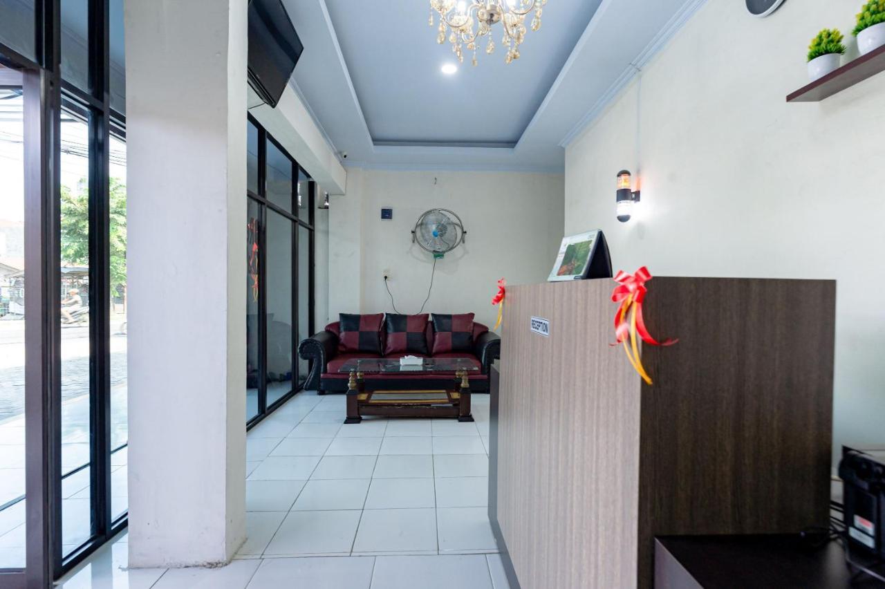 Hotel Reddoorz @ Simpang Pemda Medan Esterno foto