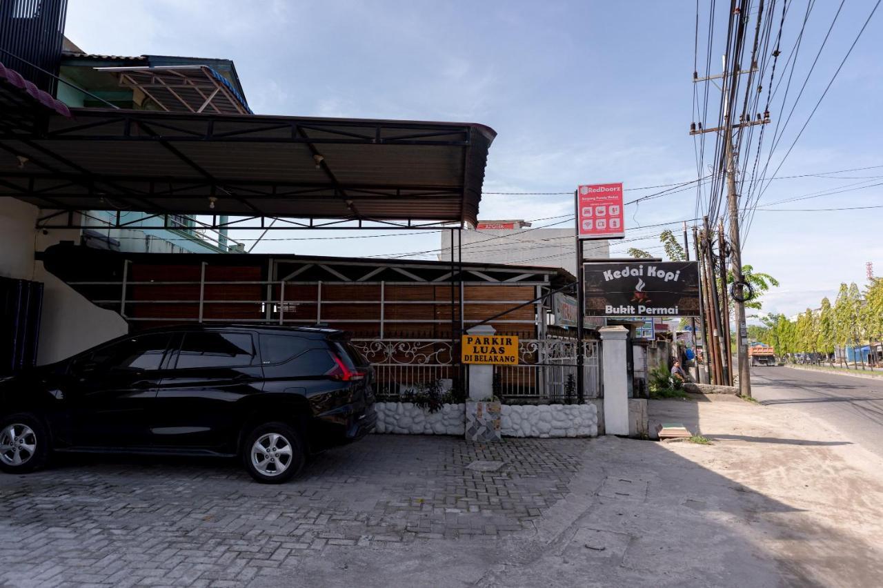 Hotel Reddoorz @ Simpang Pemda Medan Esterno foto